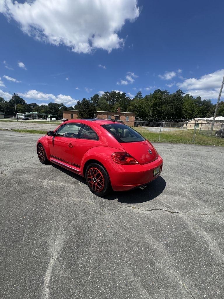 Volkswagen Beetle 2.5L w/Sunroof Sound & Nav 2013