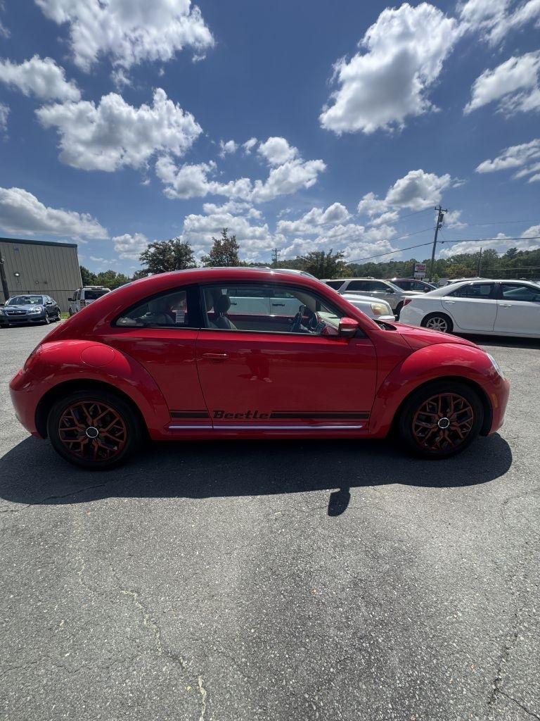 Volkswagen Beetle 2.5L w/Sunroof Sound & Nav 2013