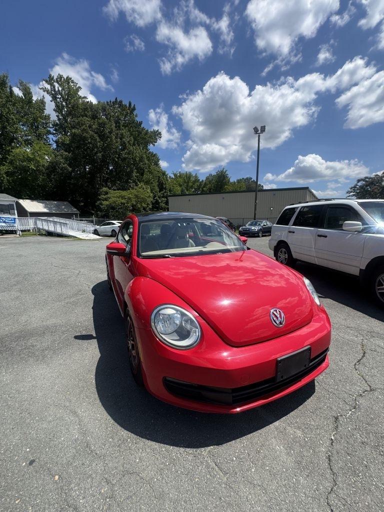 Volkswagen Beetle 2.5L w/Sunroof Sound & Nav 2013