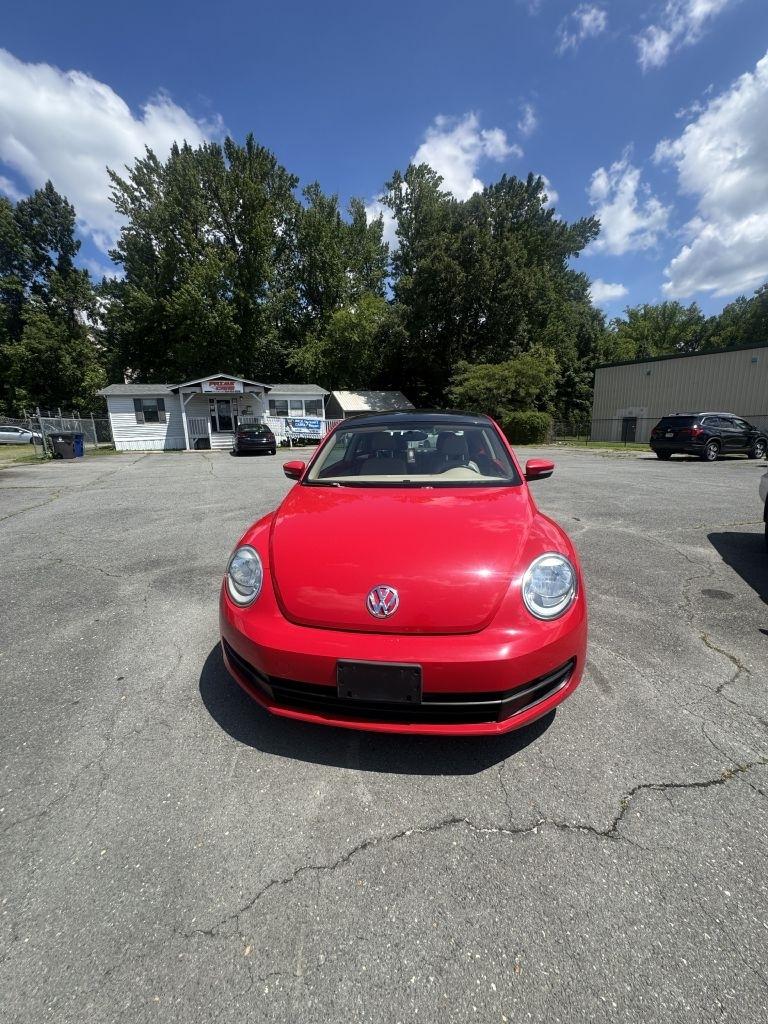 Volkswagen Beetle 2.5L w/Sunroof Sound & Nav 2013