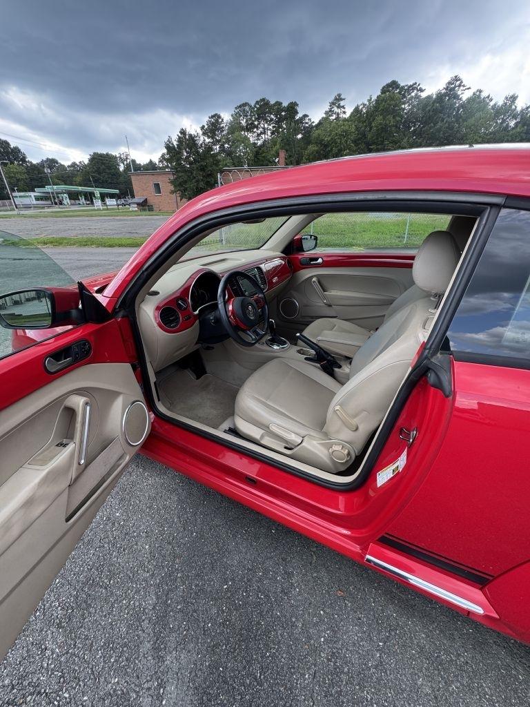 Volkswagen Beetle 2.5L w/Sunroof Sound & Nav 2013