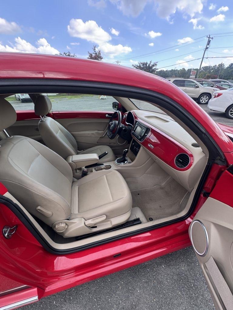 Volkswagen Beetle 2.5L w/Sunroof Sound & Nav 2013
