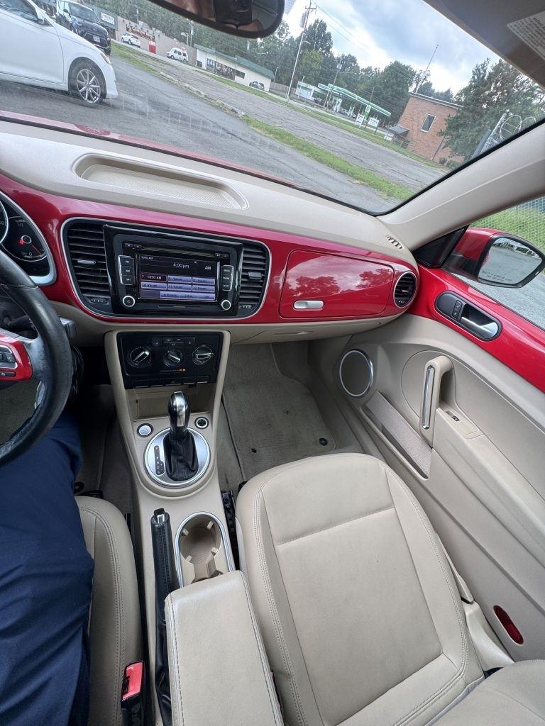 Volkswagen Beetle 2.5L w/Sunroof Sound & Nav 2013