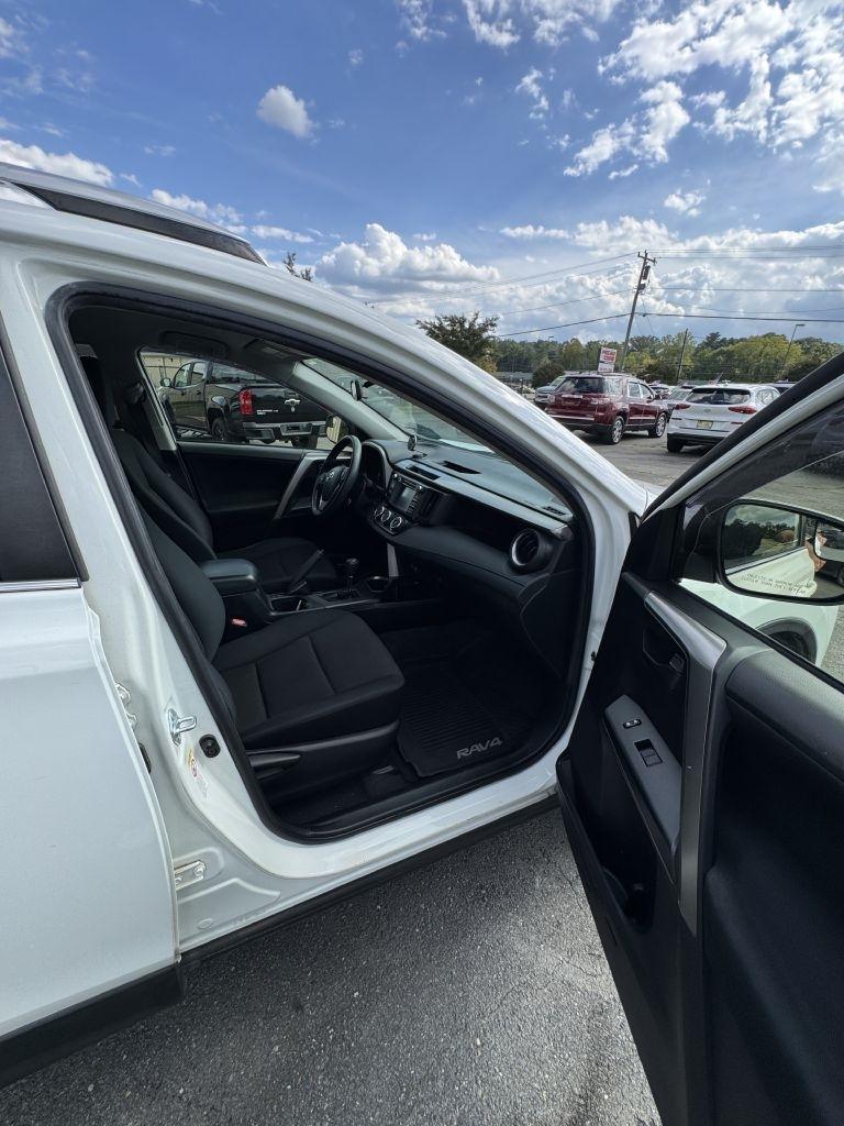Toyota RAV4 LE FWD 2016