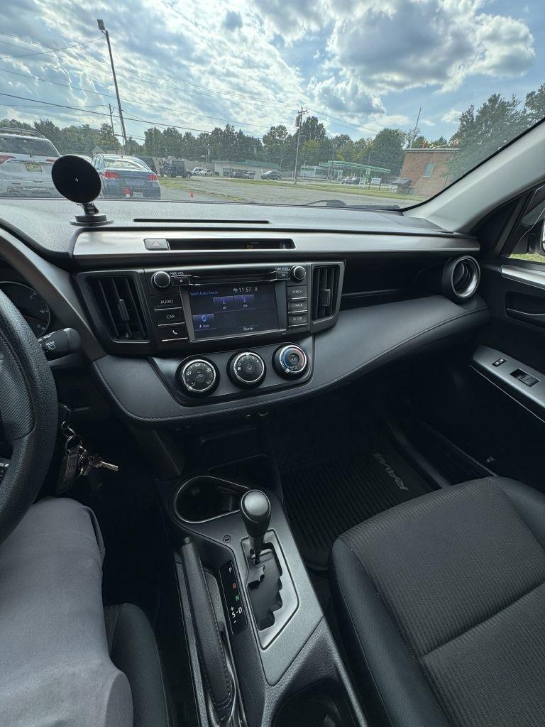 Toyota RAV4 LE FWD 2016