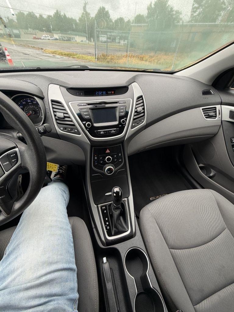 Hyundai Elantra SE 6AT 2016