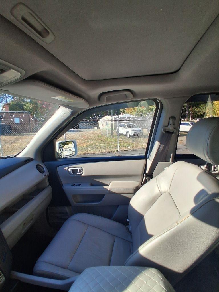 Honda Pilot Touring 2WD 5-Spd AT with DVD 2014