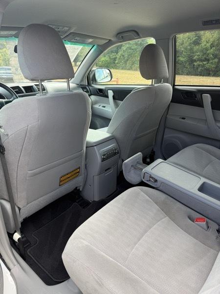 Toyota Highlander Base 2WD I4 2012