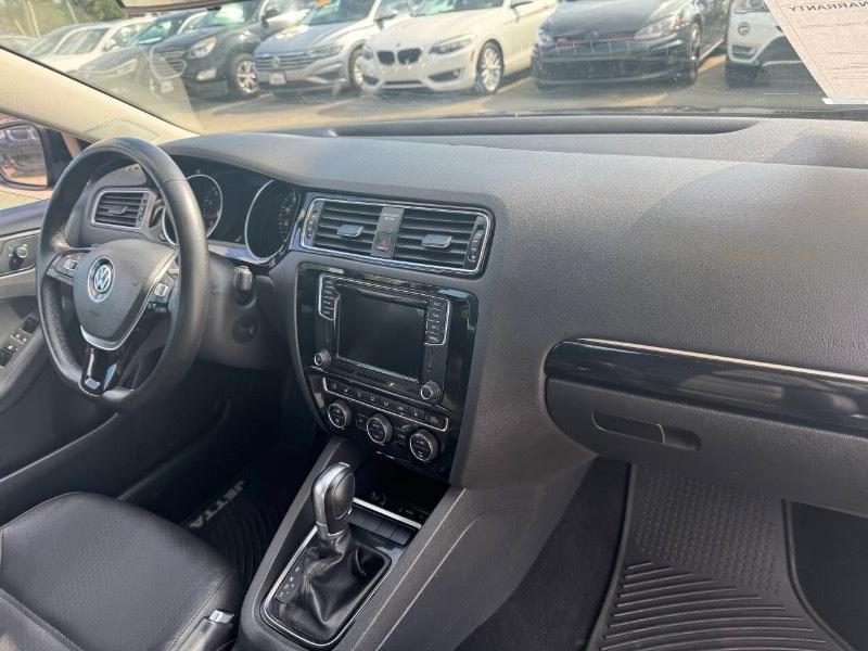 Volkswagen Jetta 1.8T SEL 6A 2017