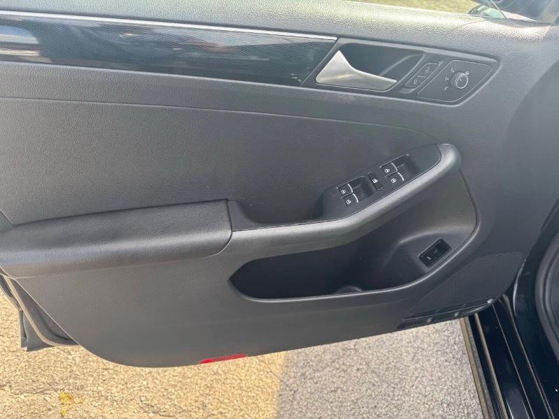 Volkswagen Jetta 1.8T SEL 6A 2017
