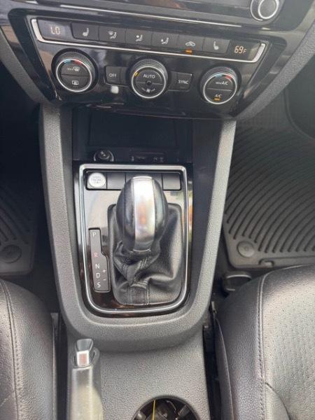 Volkswagen Jetta 1.8T SEL 6A 2017
