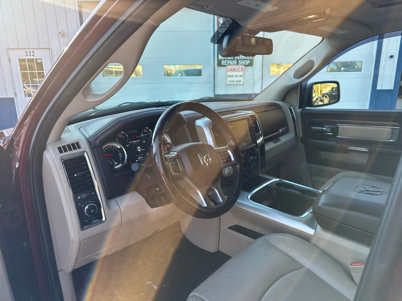 RAM 1500 Laramie Crew Cab SWB 4WD 2017 RAM 1500 Laramie Crew Cab SWB 4WD 2017