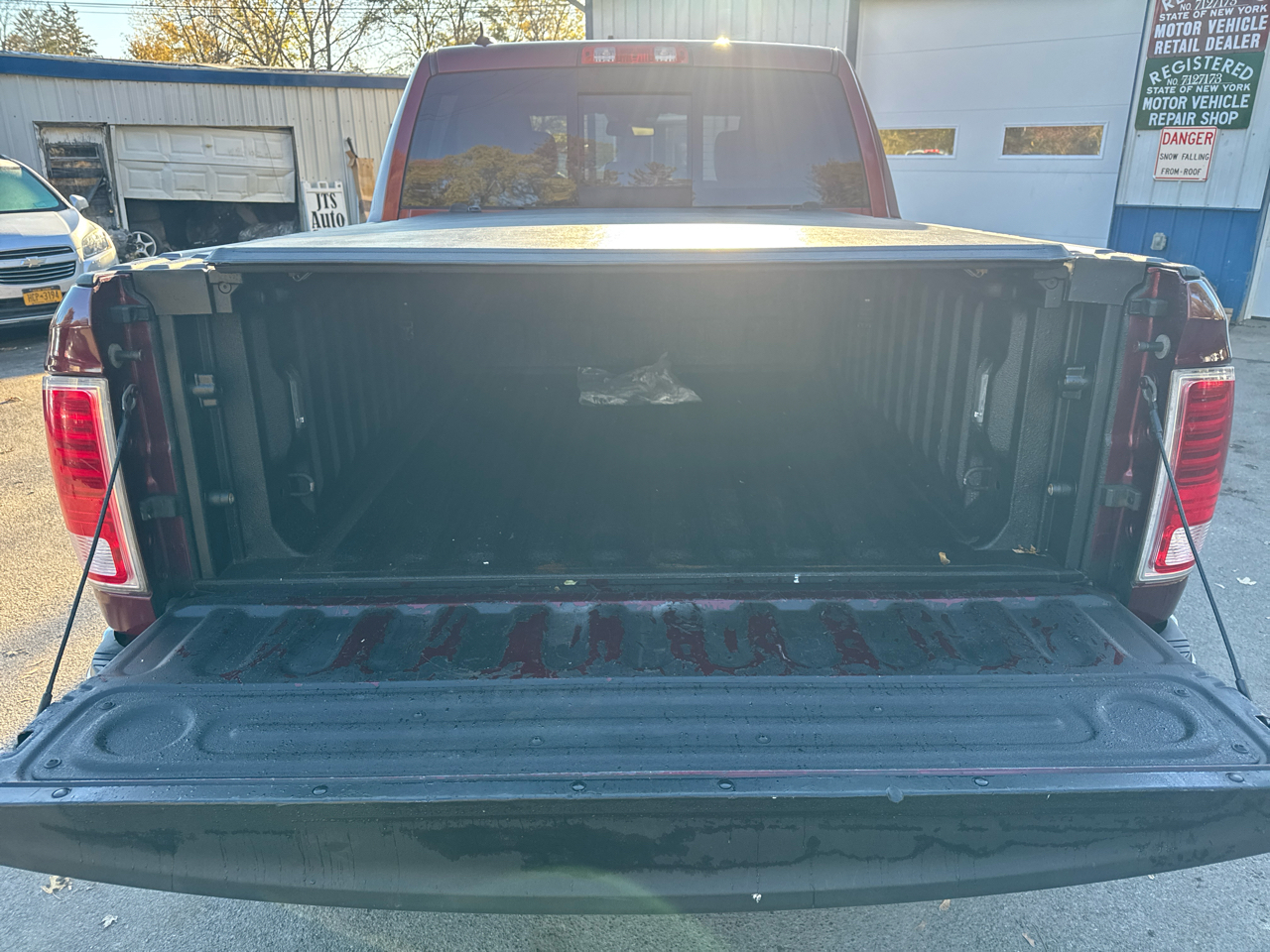 RAM 1500 Laramie Crew Cab SWB 4WD 2017 RAM 1500 Laramie Crew Cab SWB 4WD 2017