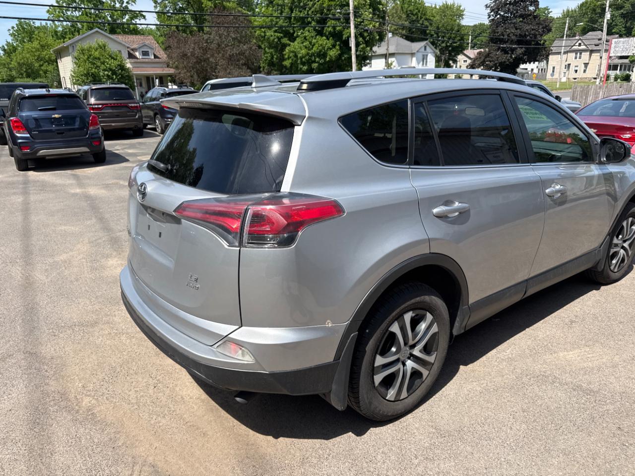 Toyota RAV4 LE AWD 2018