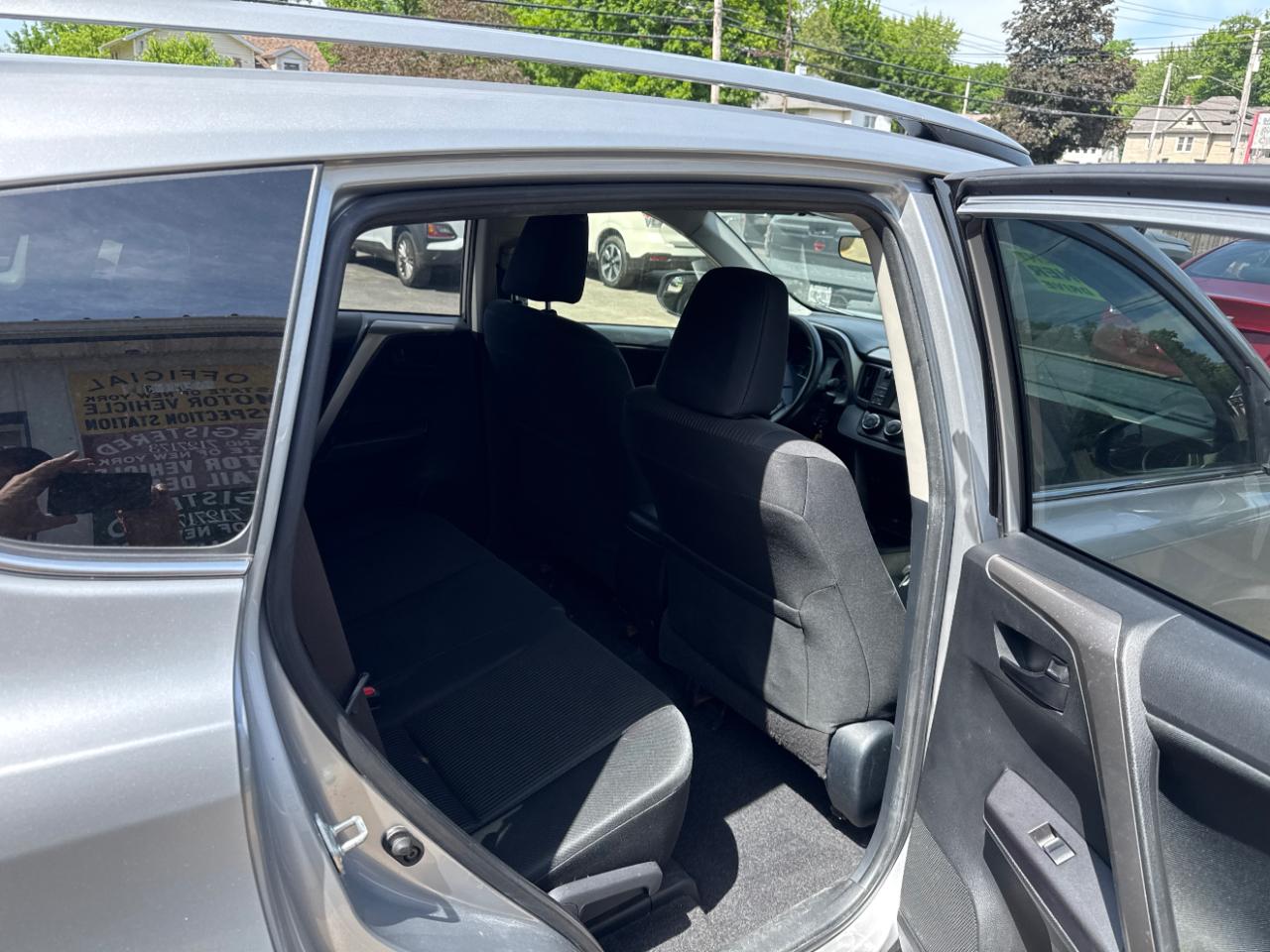 Toyota RAV4 LE AWD 2018