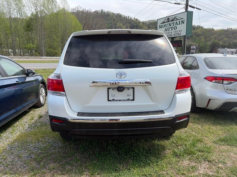 Toyota Highlander Base 2WD V6 2012