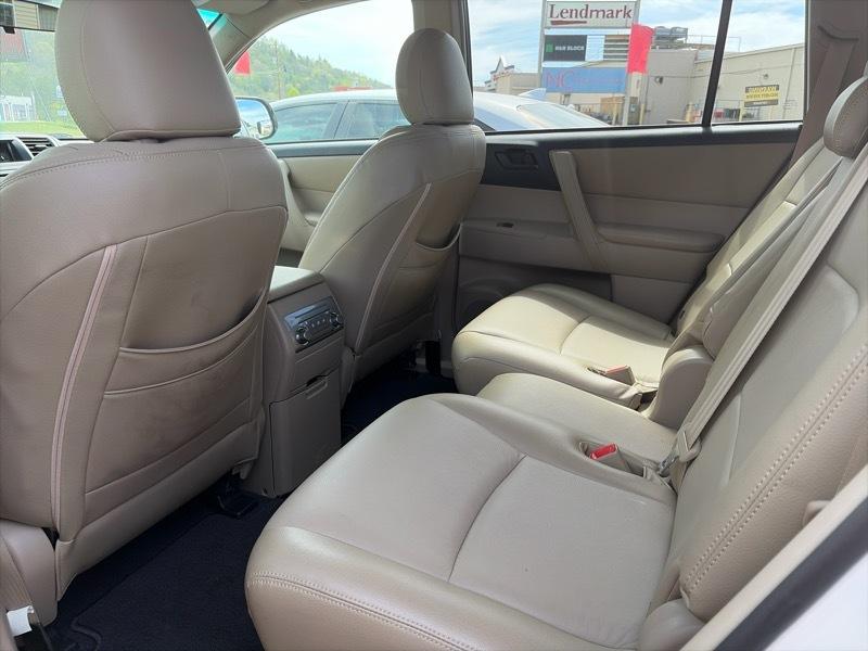 Toyota Highlander Base 2WD V6 2012