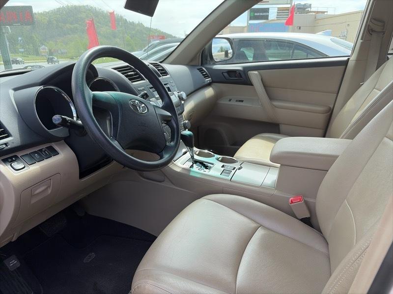 Toyota Highlander Base 2WD V6 2012