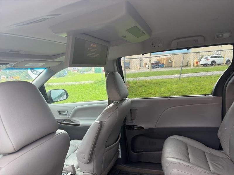 Toyota Sienna Limited AWD 7-Passenger V6 2016