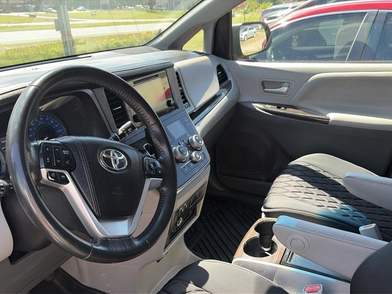 Toyota Sienna Limited AWD 7-Passenger V6 2016