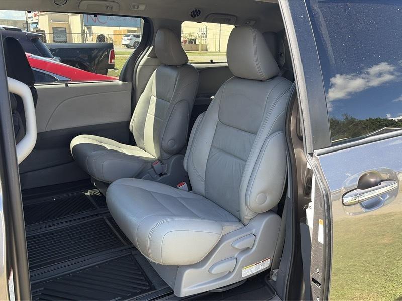 Toyota Sienna Limited AWD 7-Passenger V6 2016