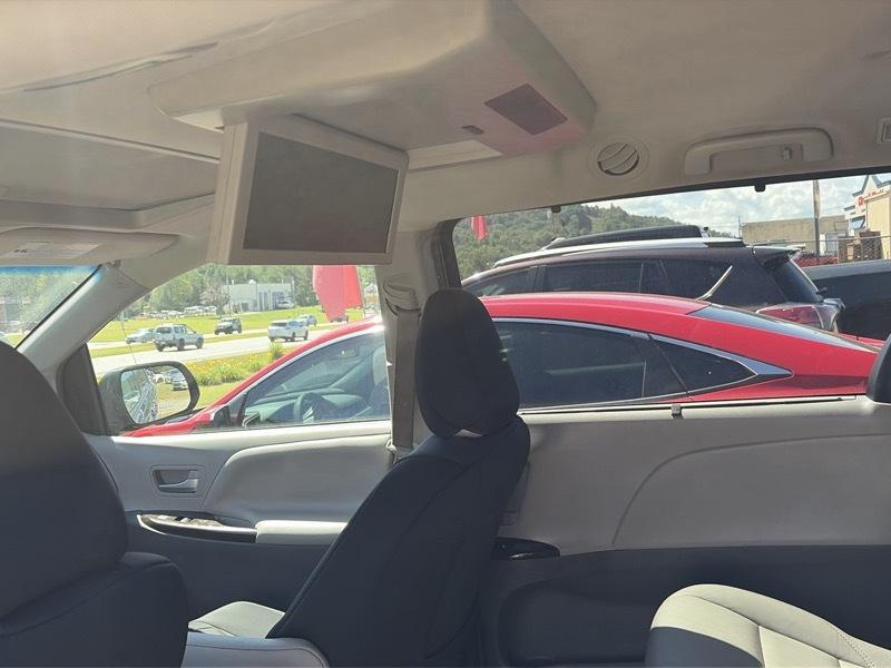 Toyota Sienna Limited AWD 7-Passenger V6 2016