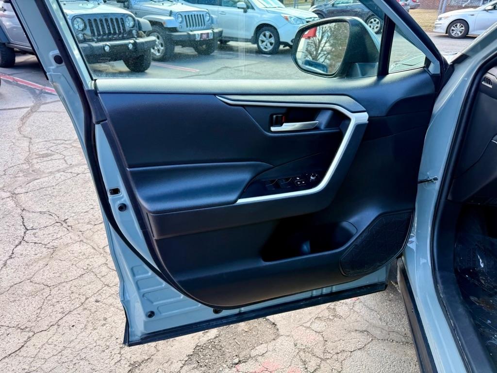 Toyota RAV4 XLE AWD (Natl) 2021