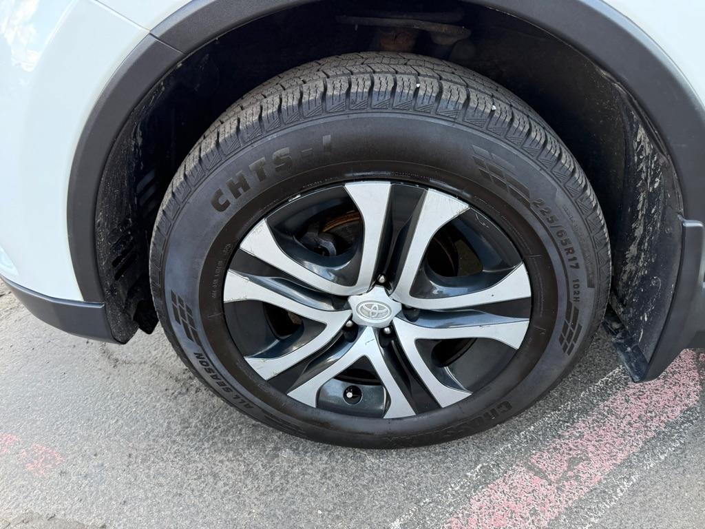 Toyota RAV4 LE AWD (Natl) 2017