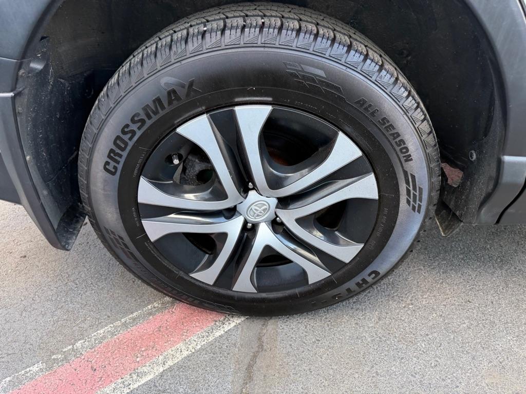 Toyota RAV4 LE AWD (Natl) 2017