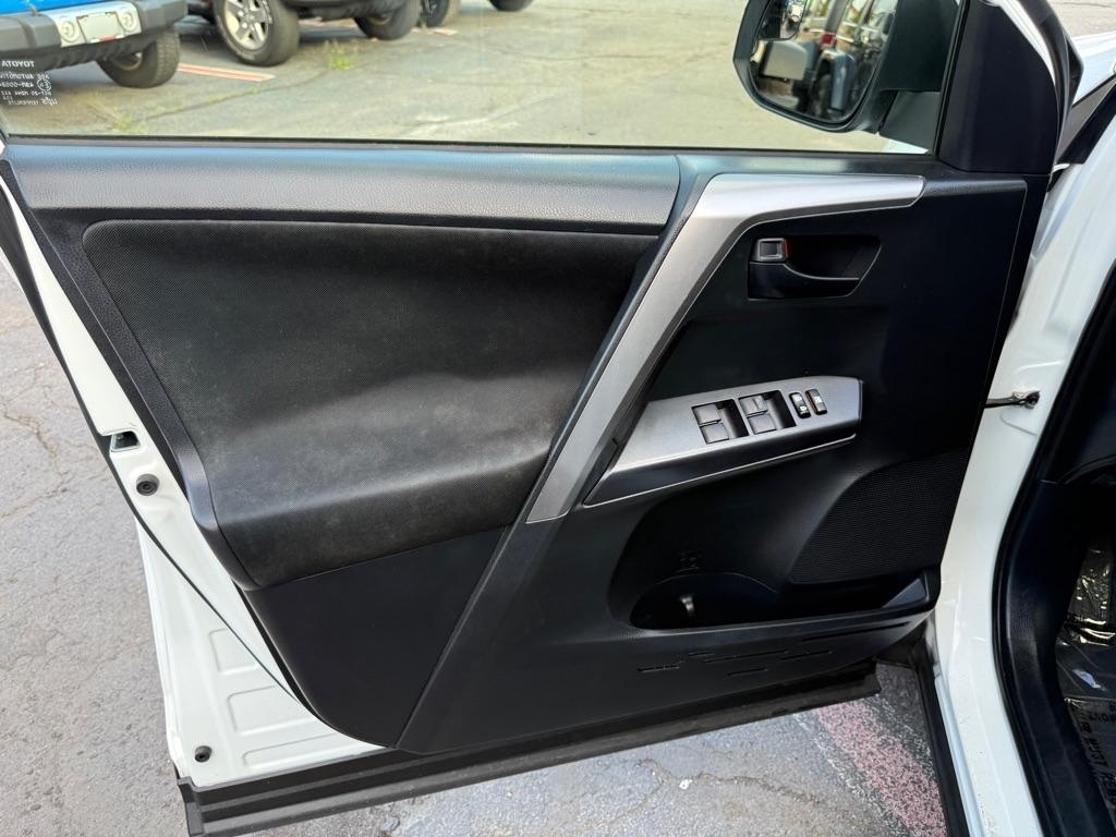 Toyota RAV4 LE AWD (Natl) 2017