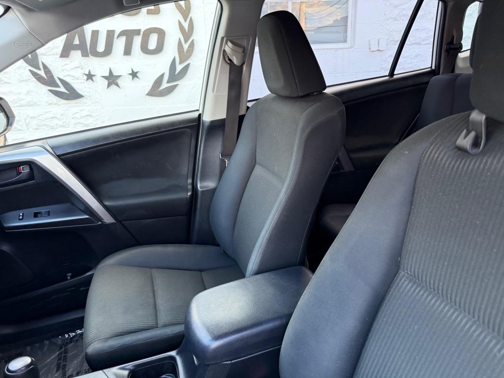Toyota RAV4 LE AWD (Natl) 2017
