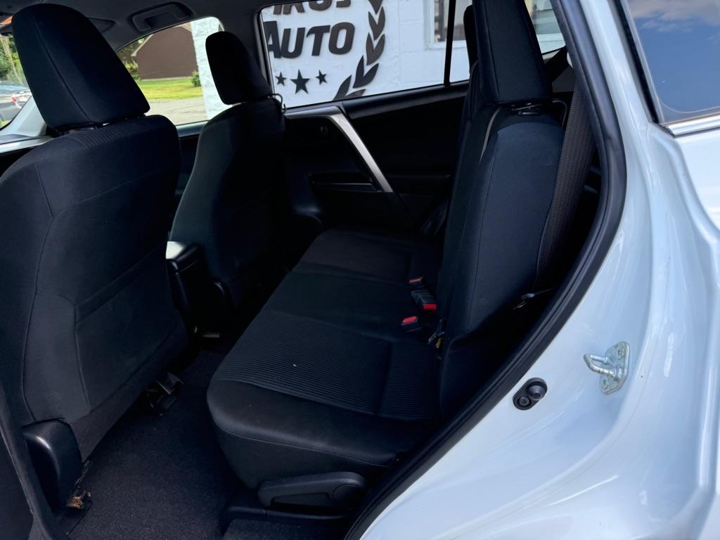 Toyota RAV4 LE AWD (Natl) 2017