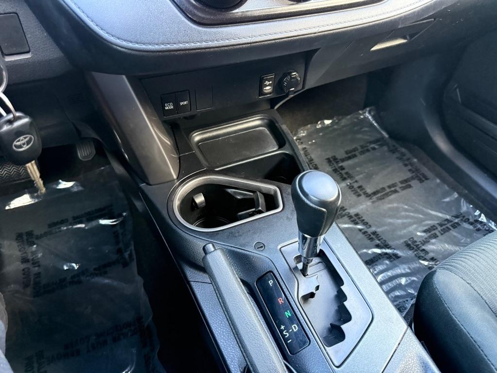 Toyota RAV4 LE AWD (Natl) 2017