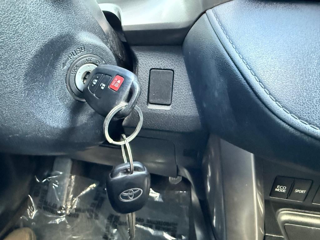 Toyota RAV4 LE AWD (Natl) 2017