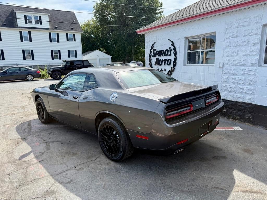 Dodge Challenger SXT RWD 2022