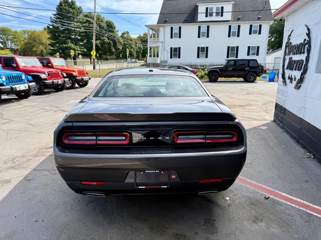 Dodge Challenger SXT RWD 2022