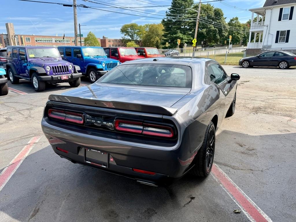 Dodge Challenger SXT RWD 2022