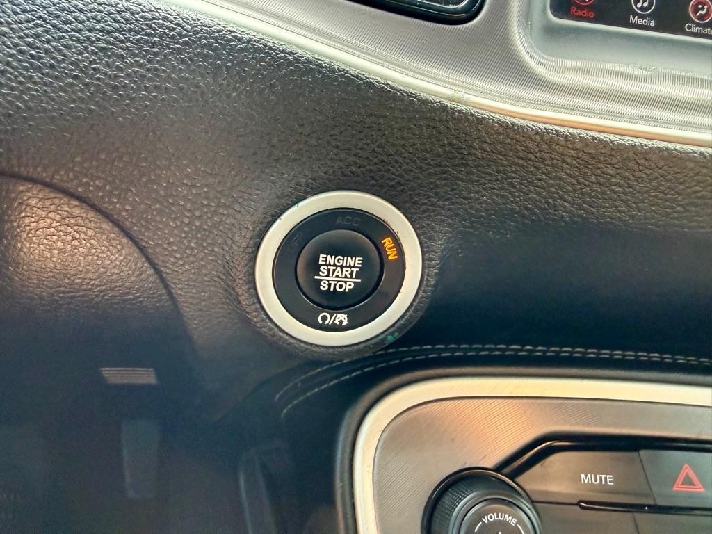 Dodge Challenger SXT RWD 2022