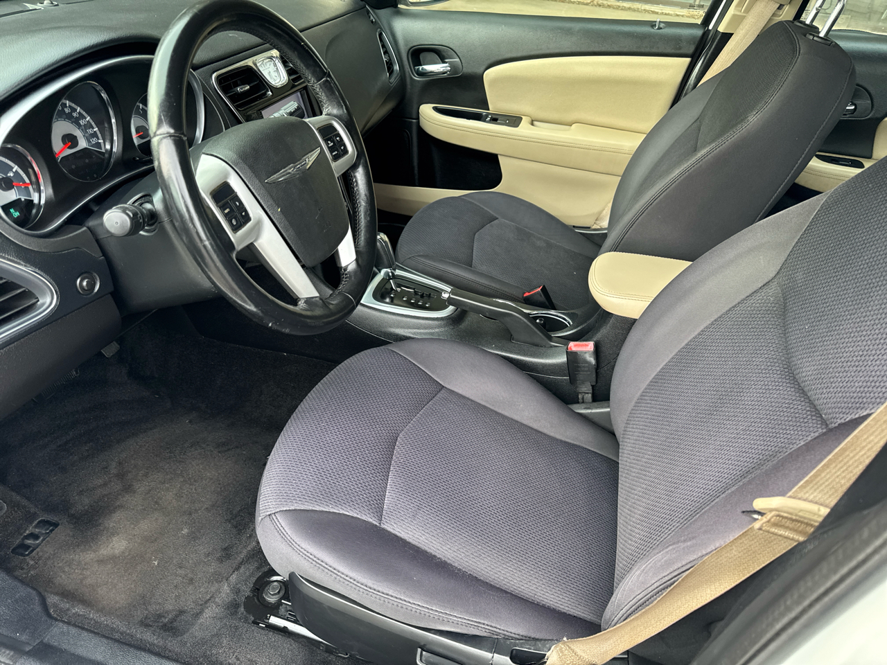 Chrysler 200 4dr Sdn Touring 2011