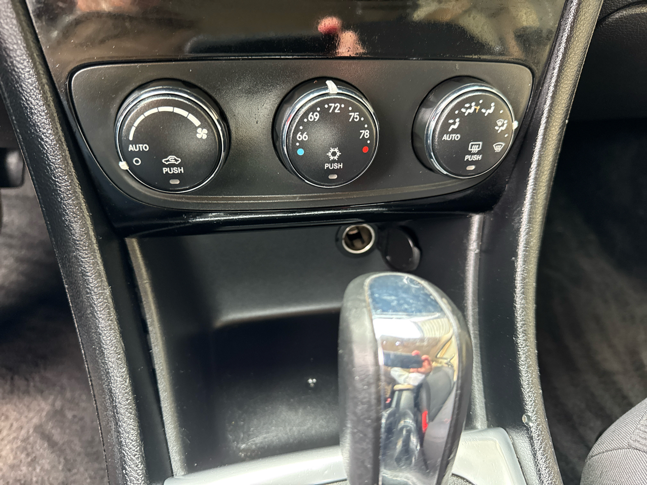 Chrysler 200 4dr Sdn Touring 2011