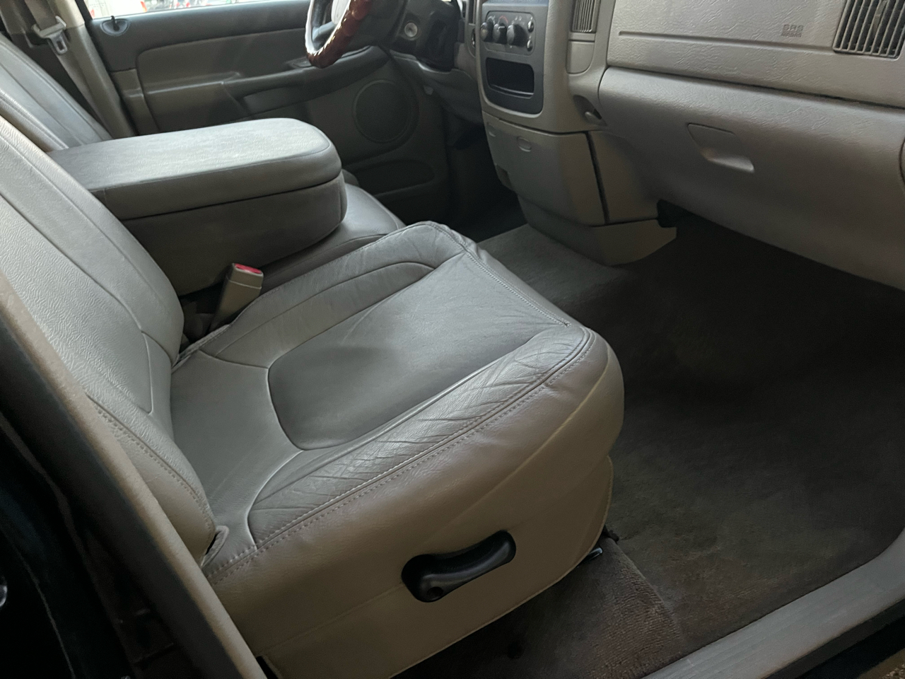 Dodge Ram 1500 4dr Quad Cab 140.5" WB SLT 2005