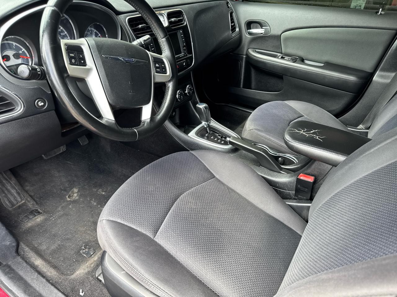 Chrysler 200 4dr Sdn Touring 2012