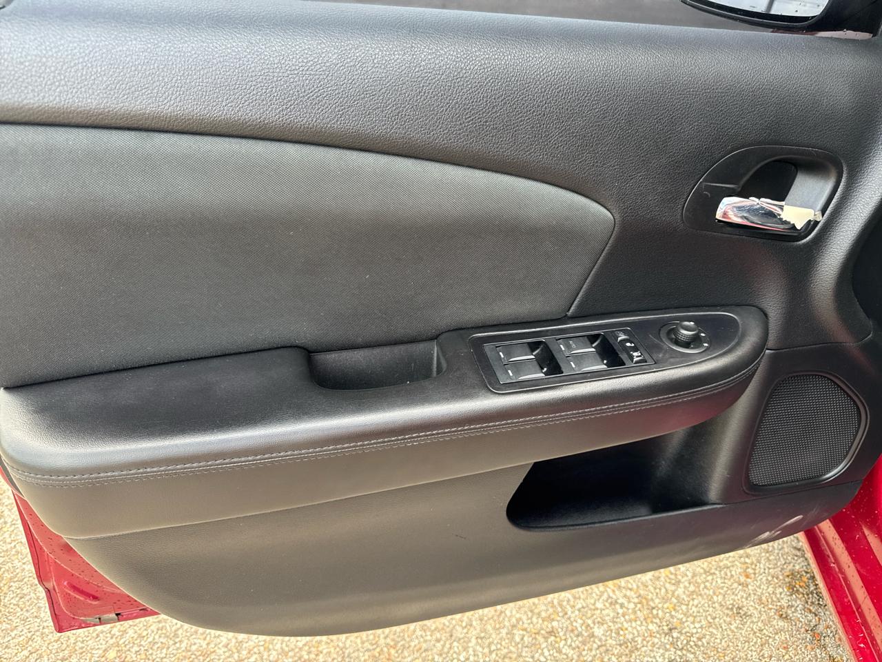 Chrysler 200 4dr Sdn Touring 2012