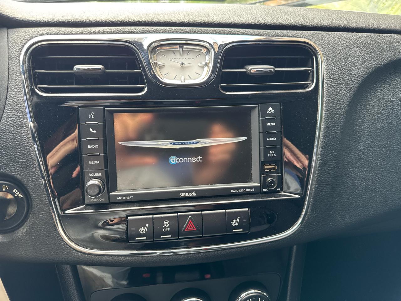 Chrysler 200 4dr Sdn Touring 2012