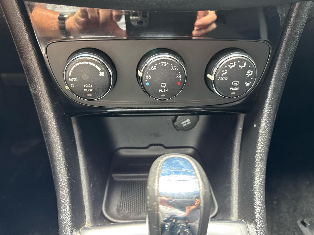 Chrysler 200 4dr Sdn Touring 2012