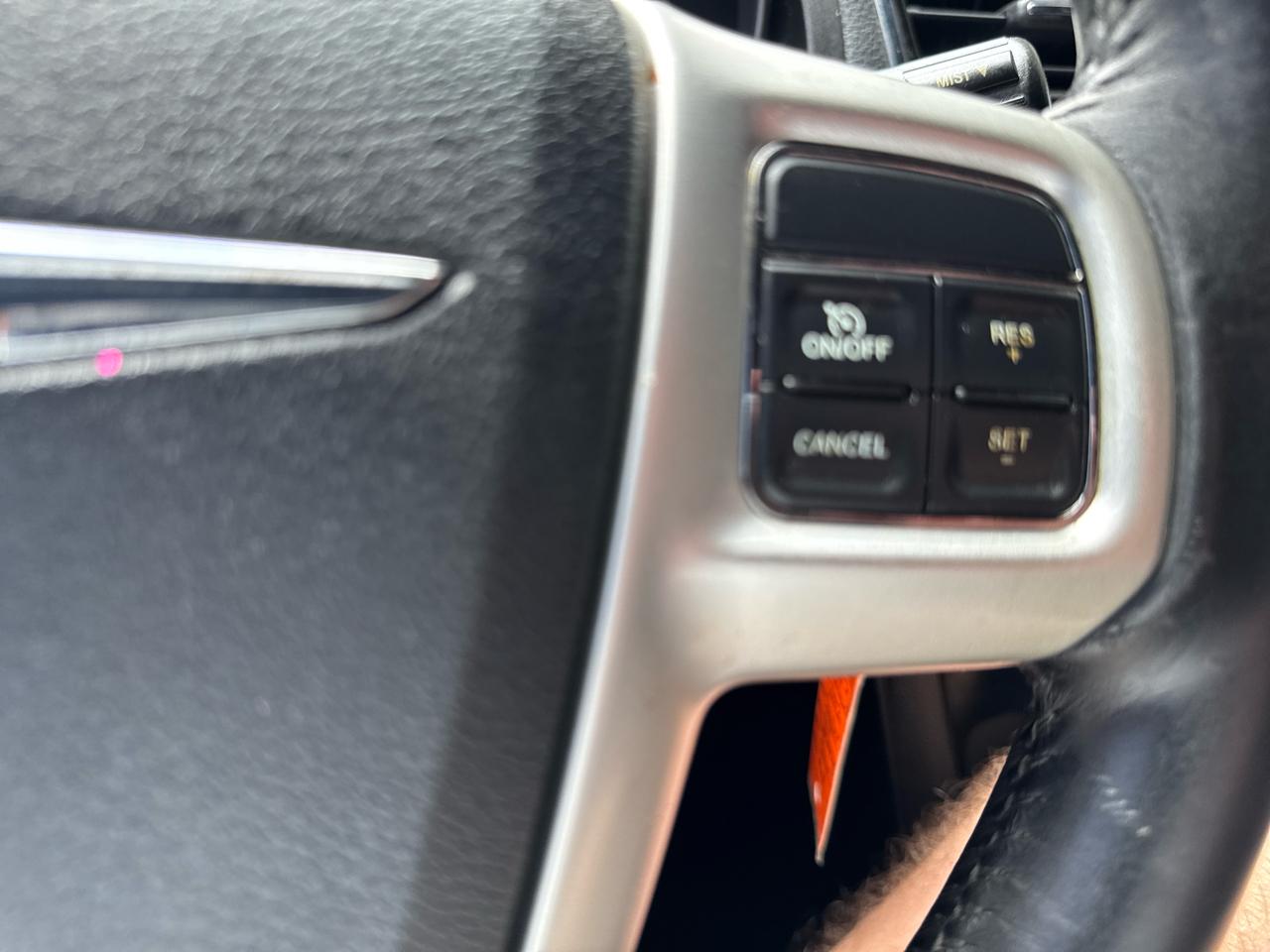 Chrysler 200 4dr Sdn Touring 2012