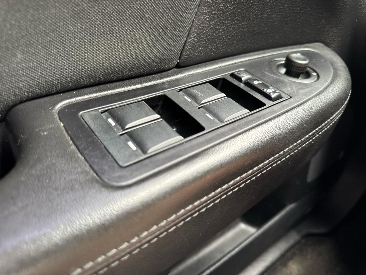 Chrysler 200 4dr Sdn Touring 2012