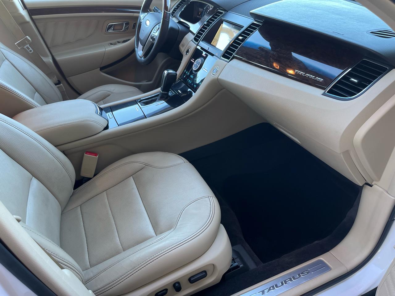 Ford Taurus Limited FWD 2018