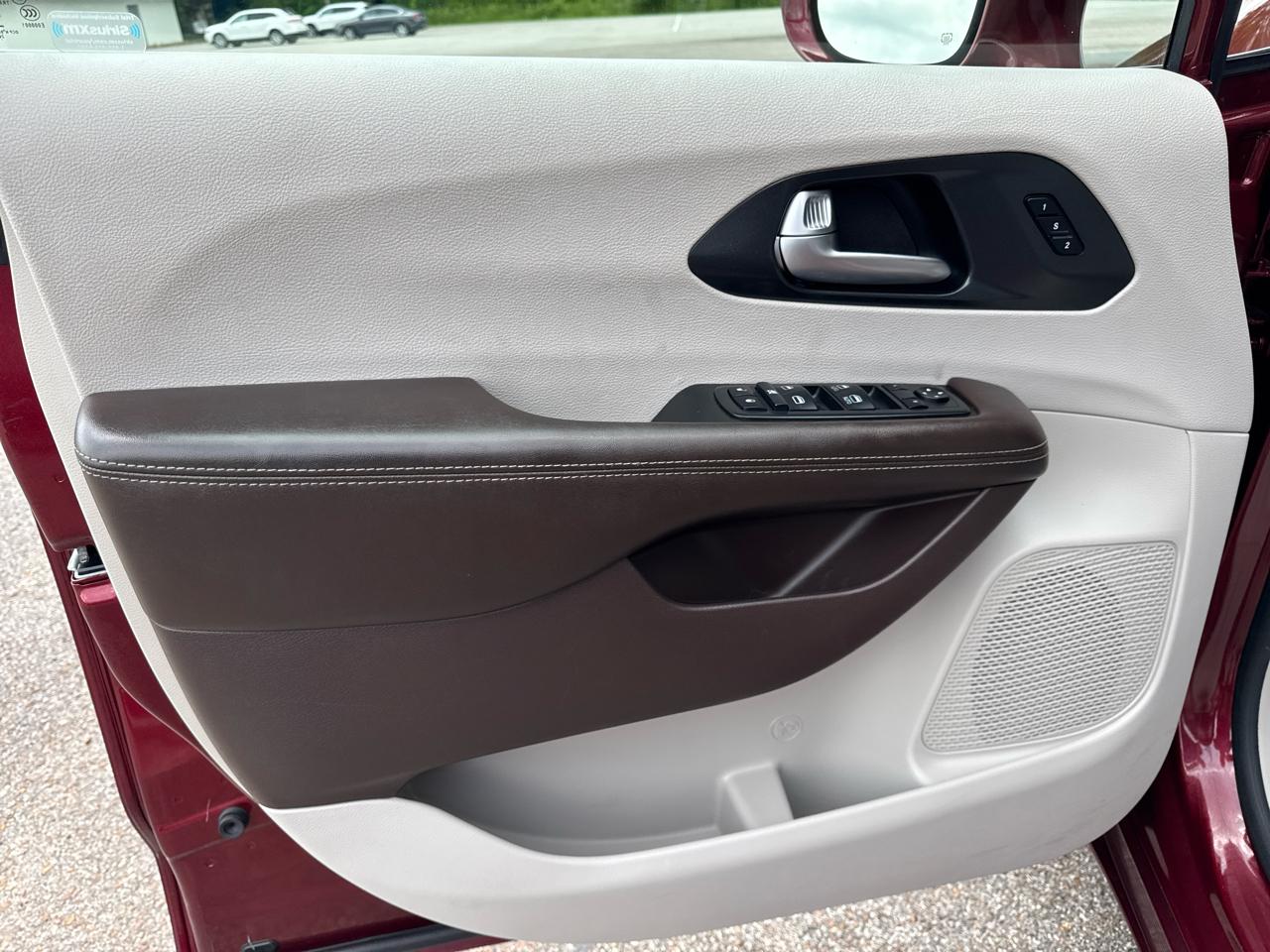 Chrysler Pacifica Touring L FWD 2021