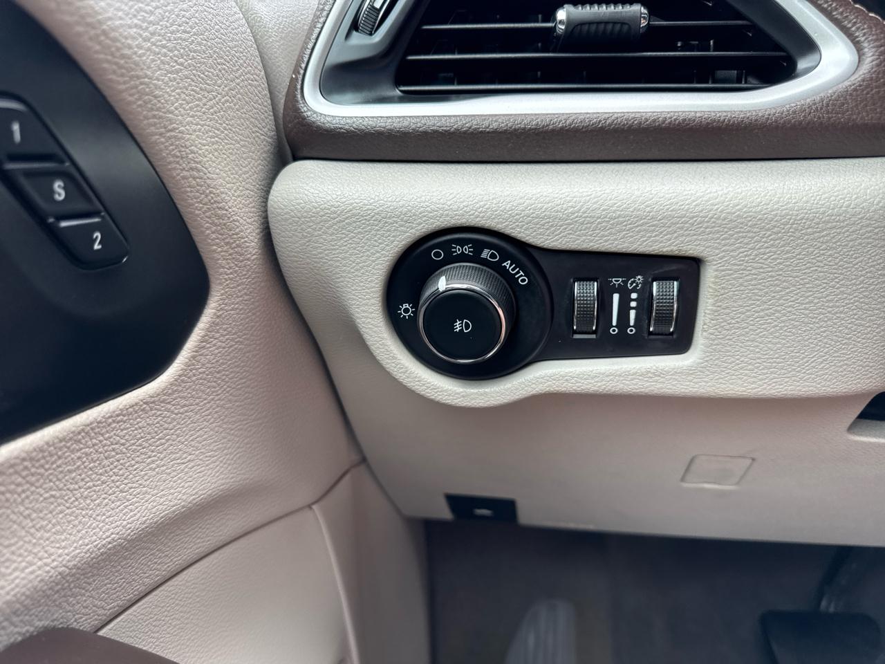 Chrysler Pacifica Touring L FWD 2021